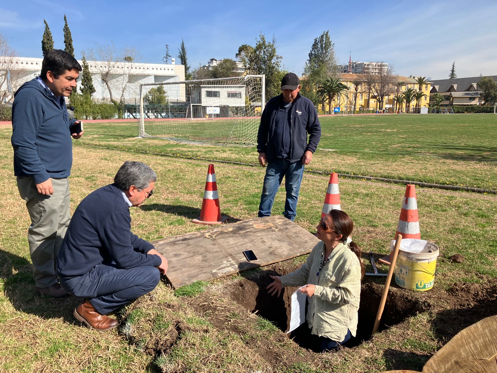 INICIAN LOS TRABAJOS EN LA CANCHA DE NUESTRO COLEGIO